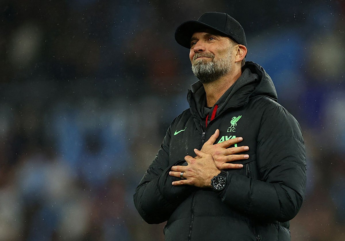 Jurgen Klopp, en un gesto a la afición del Liverpool