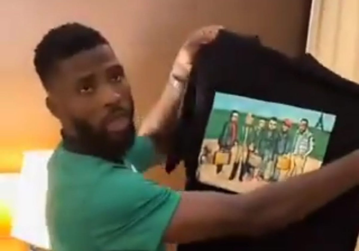 Iheanacho enseña las camisetas a sus compañeros de la selección nigeriana