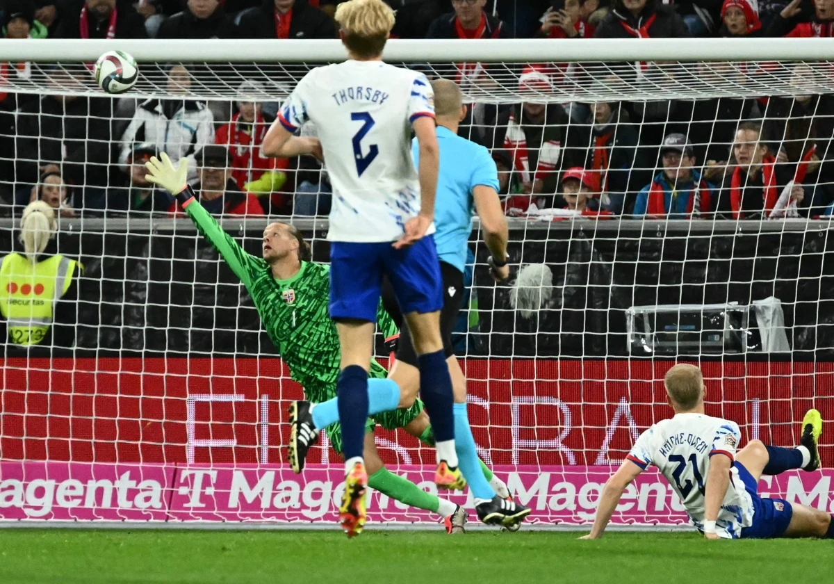 Nyland busca desviar un balón durante el Austria - Noruega