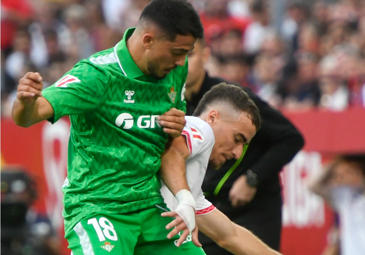 Fornals pelea un balón con Pedrosa en el derbi sevillano