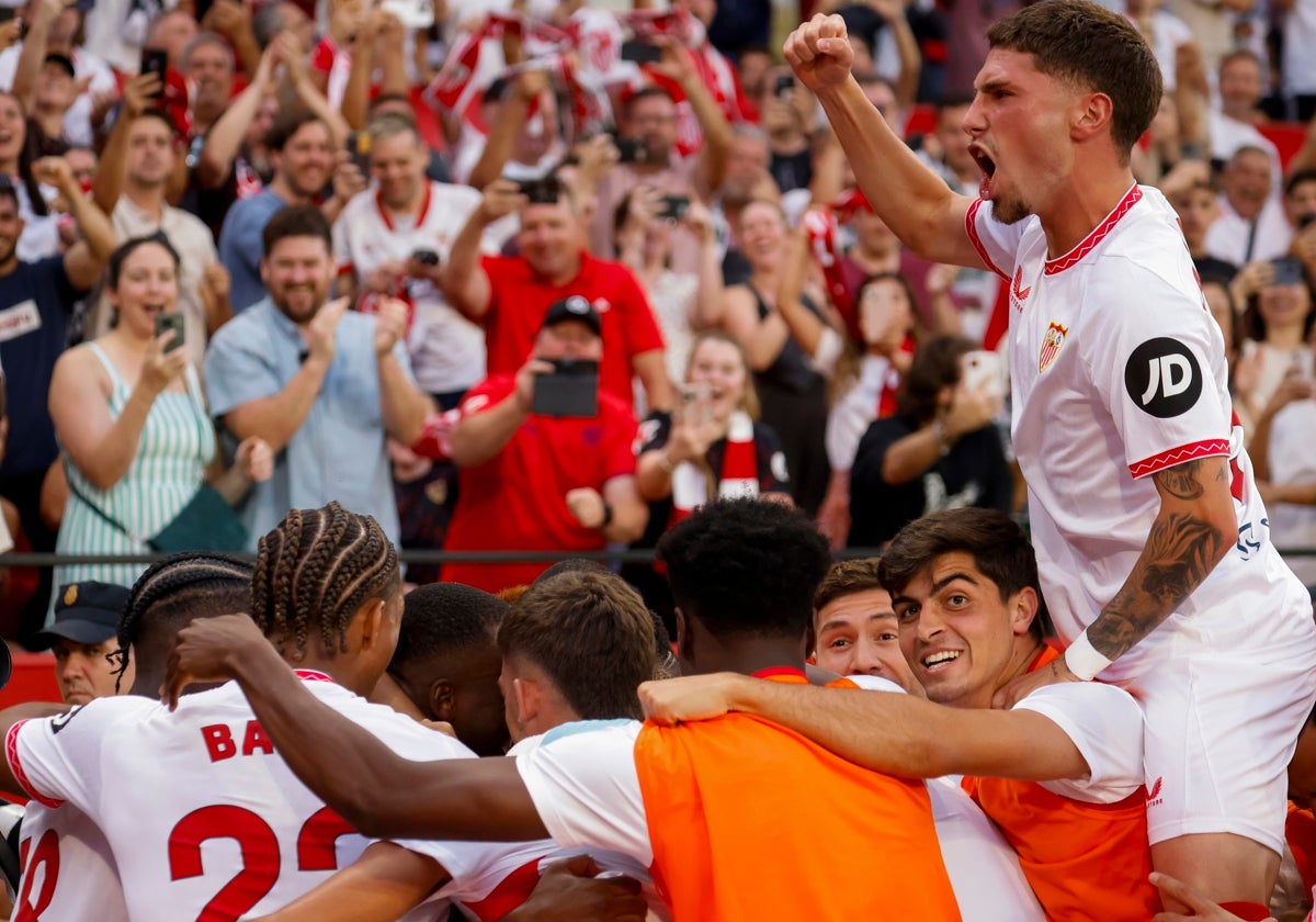 José Ángel Carmona celebra el gol de Lukebakio durante el derbi con sus compañeros de equipo