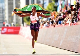 ¿Superzapatillas, dopaje o entrenamiento? Incredulidad ante el fabuloso crono de Chepngetich en el maratón