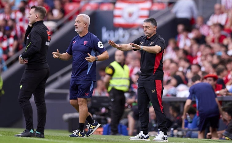 Imagen - Álex García junto a García Pimienta en el Athletic - Sevilla disputado en San Mamés