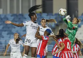 Lola Gallardo, en una salida de puños durante el derbi