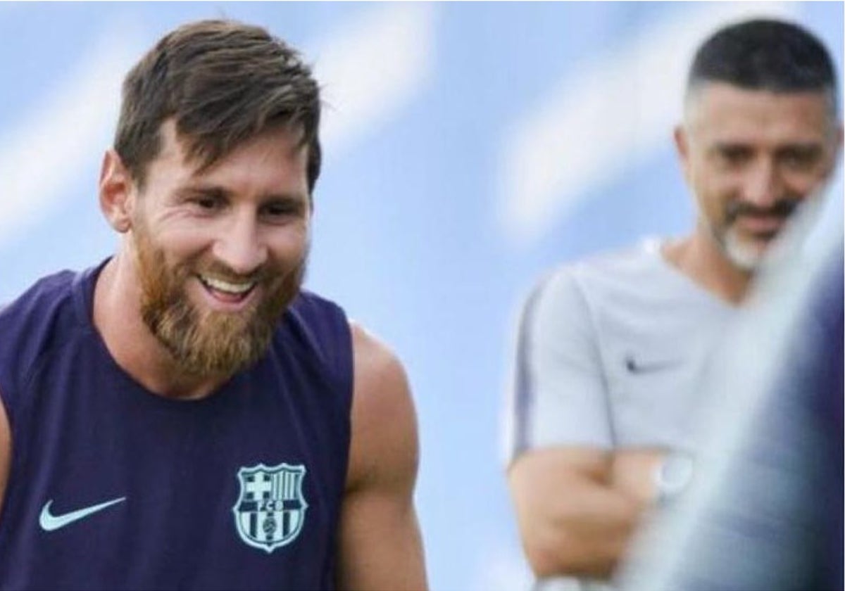 García Pimienta sigue un entrenamiento de Messi en el Barcelona en segundo plano