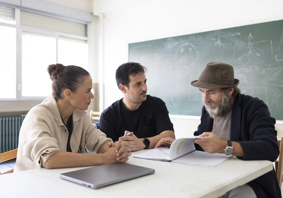 Los Antonio de la Torre y Patricia López Arnaiz, junto al director David Pérez Sañudo, en lo que parece ser una lectura de guion