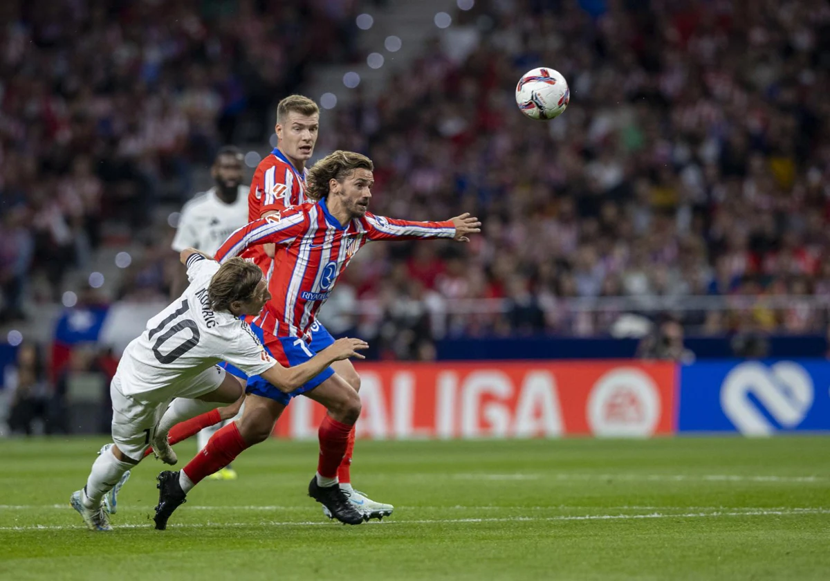 Modric y Griezmann, en el último partido de Liga entre Atlético y Real Madrid, equipos que jugarán el Mundial