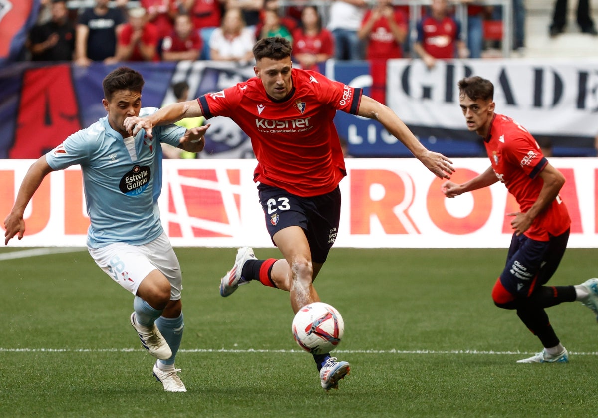 Abel Bretones conduce un balón durante el Osasuna - Celta de esta temporada