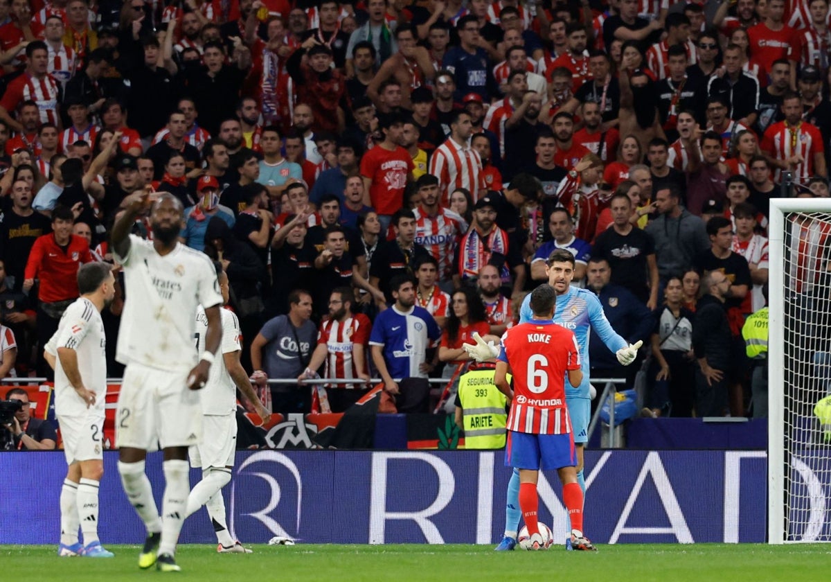 Courtois se queja ante Koke tras el lanzamiento de objetos en el Metropolitano