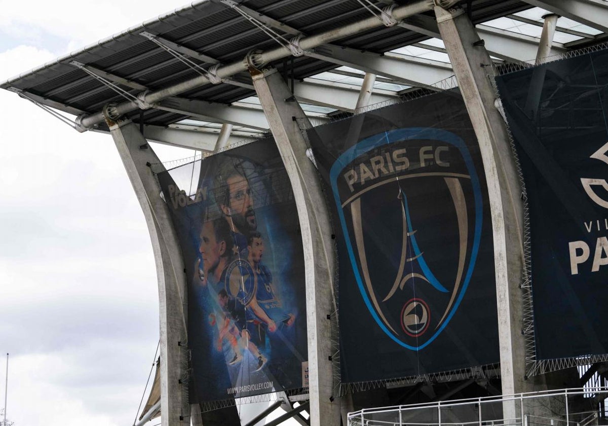 Escudo del París FC en el estadio Charlety