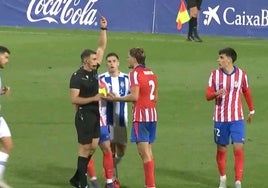 Increíble: los jugadores del Atlético B engañan al árbitro y le convencen para que rectifique una expulsión