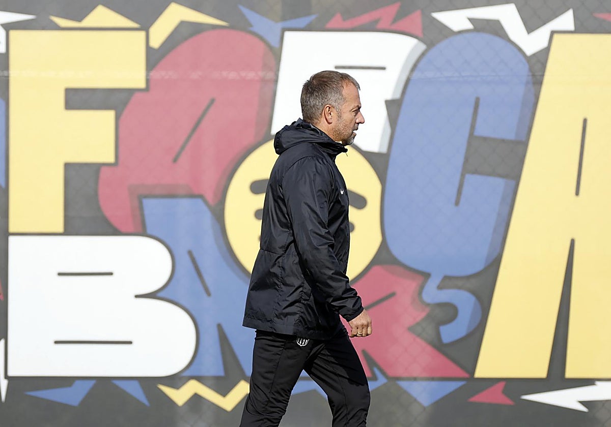 Hansi Flick se dirige al entrenamiento del Barcelona