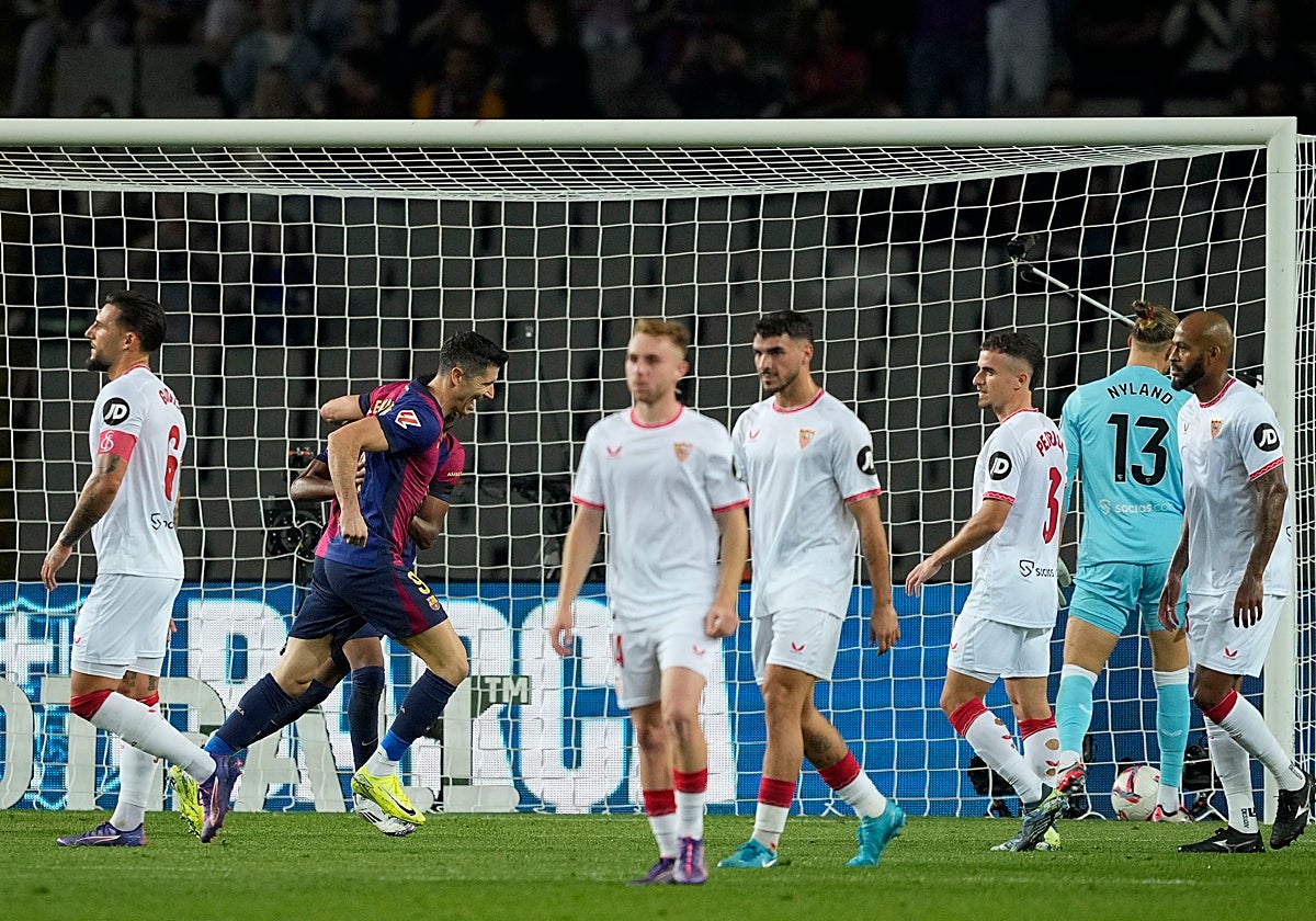 El delantero del Barcelona Robert Lewandowski celebra tras marcar el primer gol ante el Sevilla