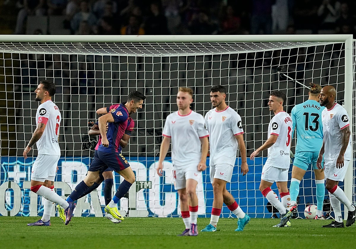 Lewandowski celebra uno de sus goles este domingo ante el Sevilla en Montjuic