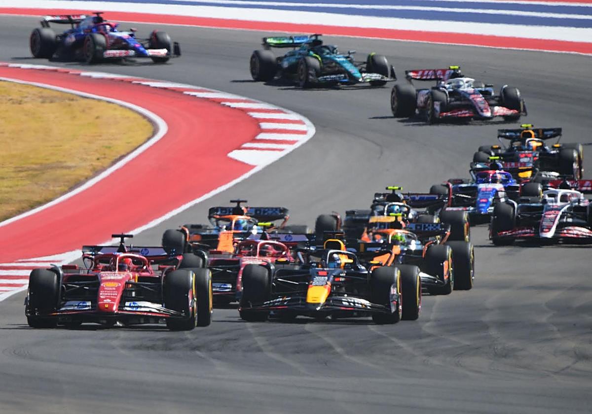 Leclerc lidera la carrera tras la salida