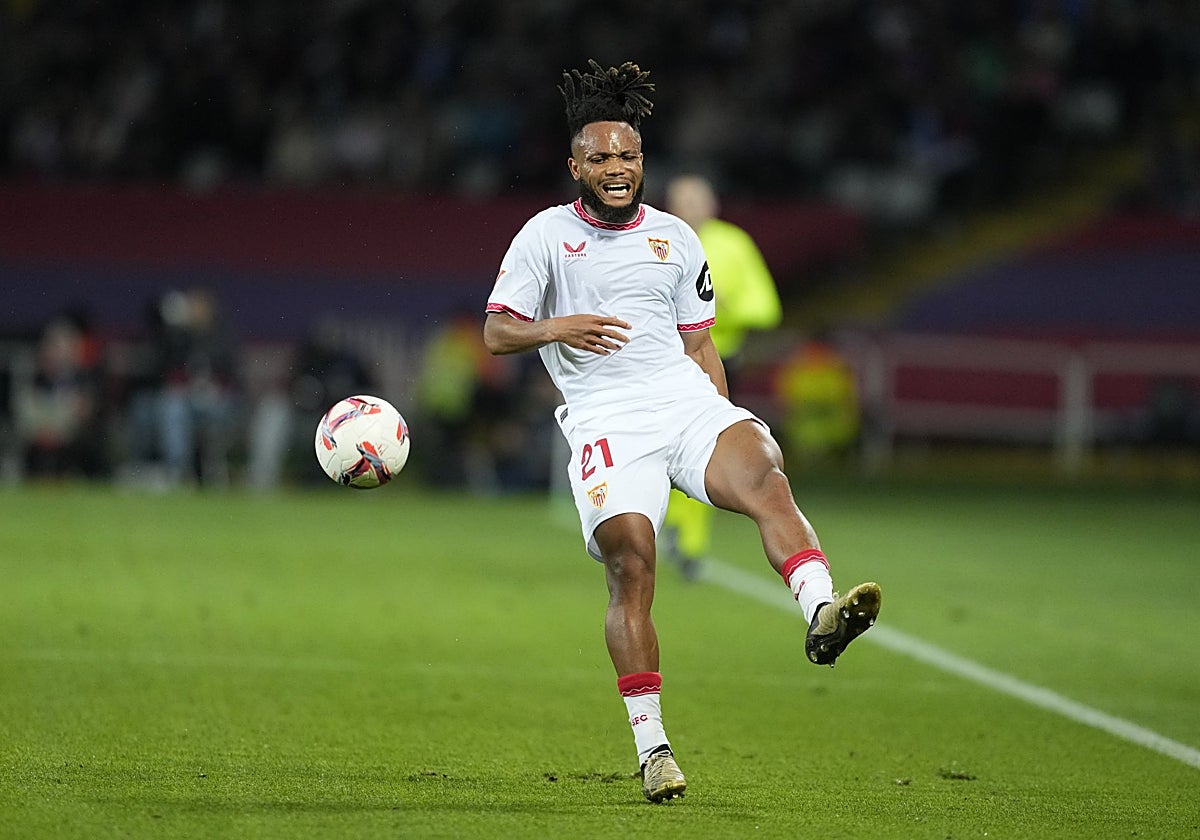 Chedira Ejuke se toca la pierna tras notar el pinchazo en el Barcelona - Sevilla