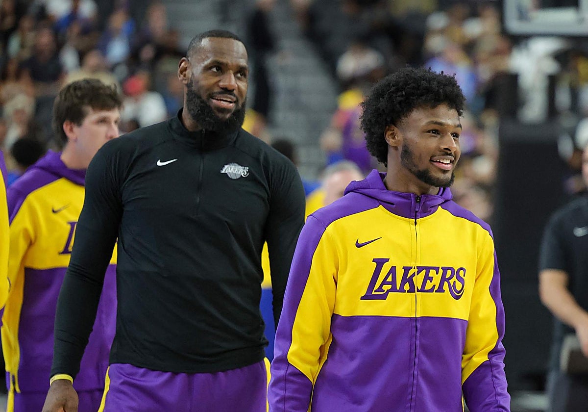 LeBron y Bronny James, antes de un partido de los Lakers