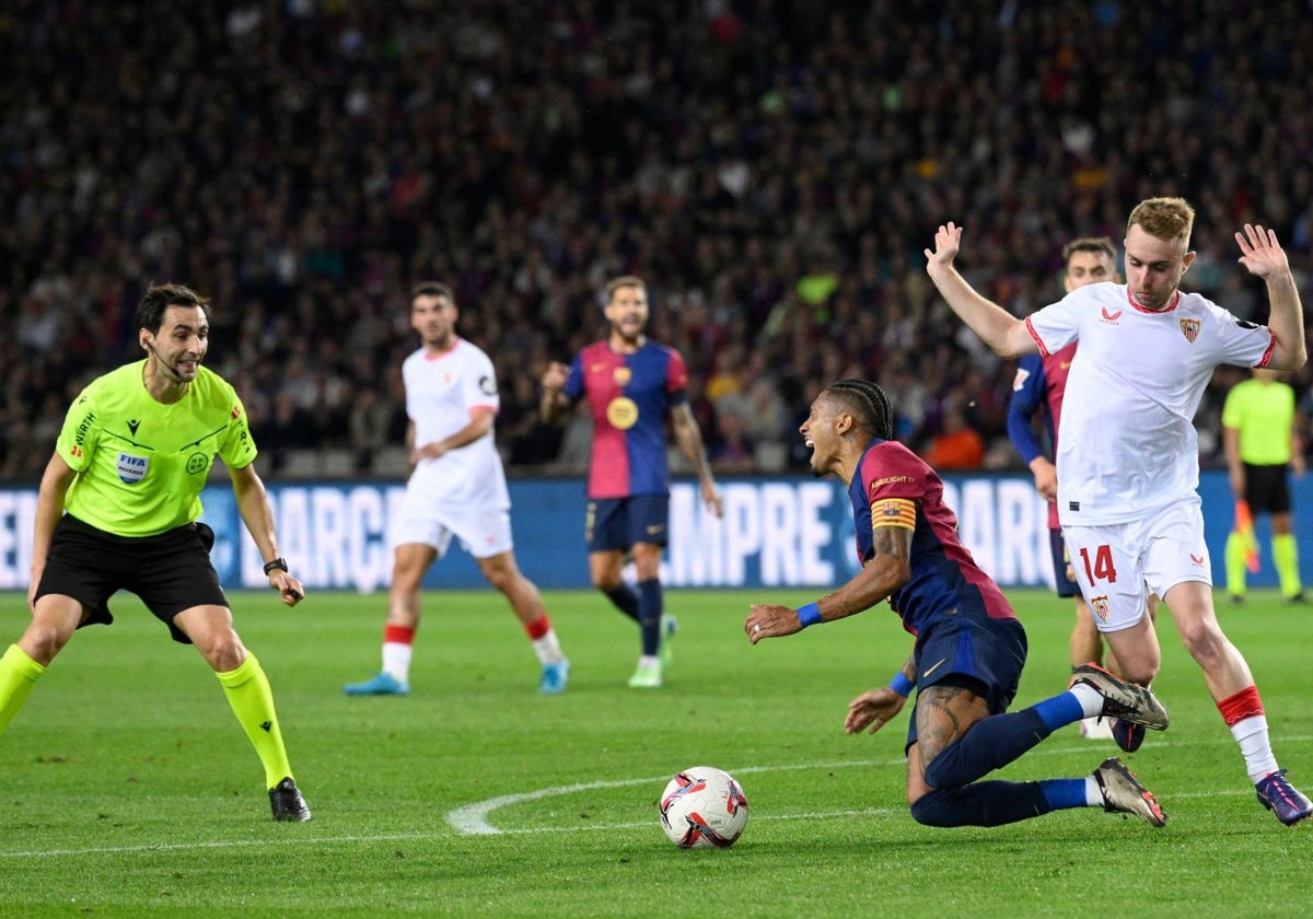 La jugada del polémico penalti pitado del Barça-Sevilla