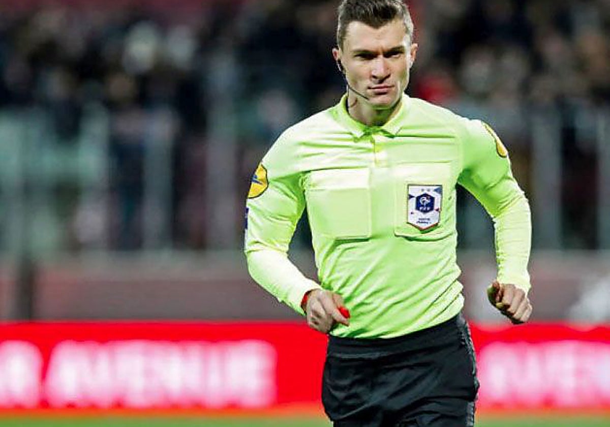 El árbitro francés Willy Delajod