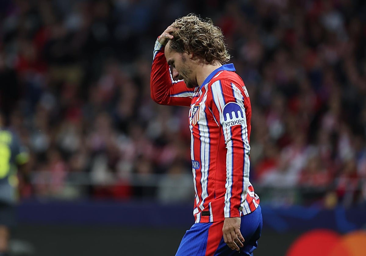 Griezmann se lamenta durante el Atlético-Lille
