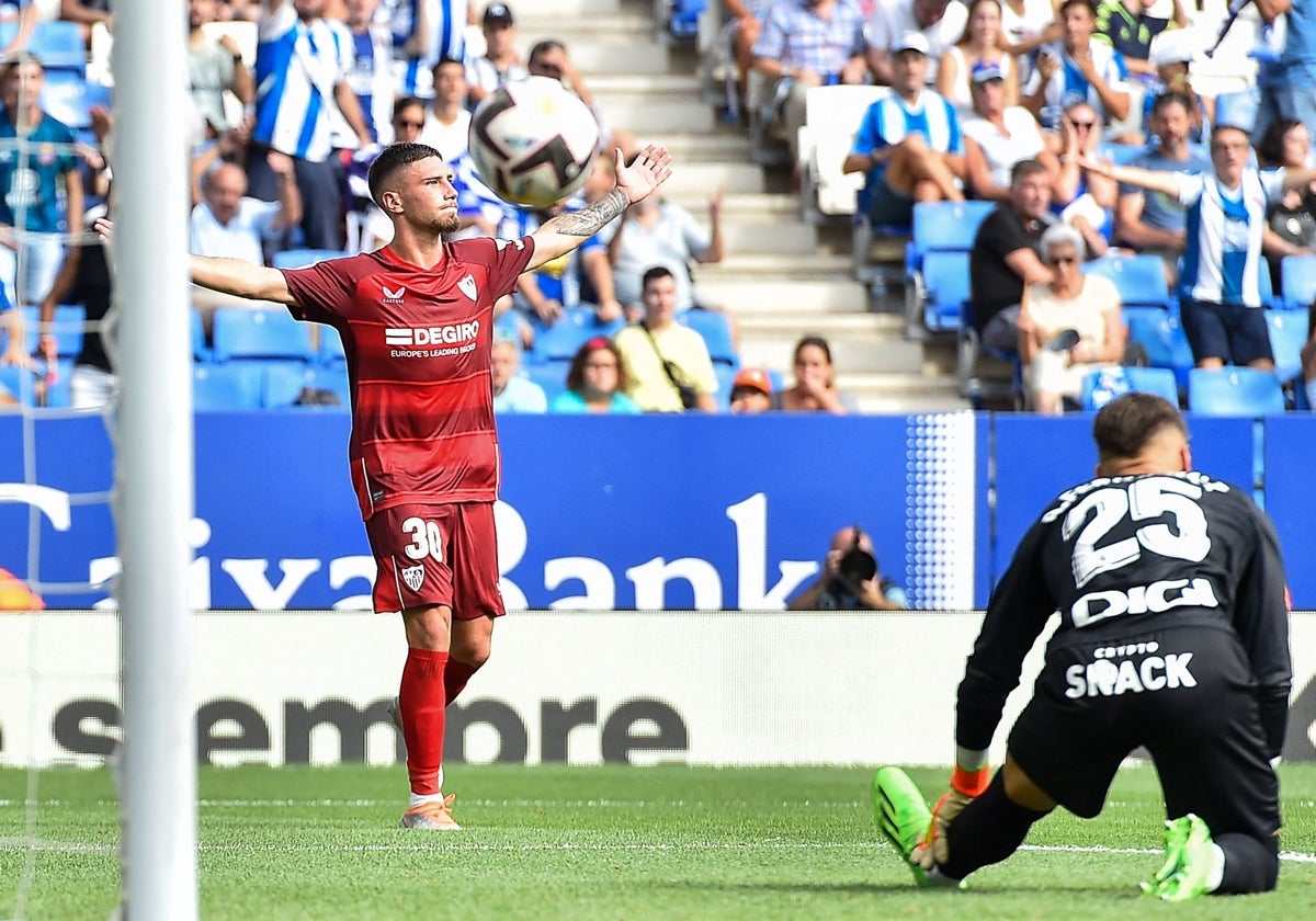 Carmona celebra uno de sus goles al Espanyol el día de su debut como titular en LaLiga en septiembre de 2022