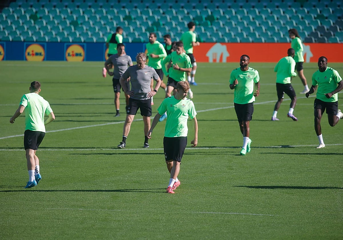 Jesús Rodríguez se ejecita con el primer equipo del Betis en el estadio Benito Villamarín en la previa del duelo ante el Copenhague