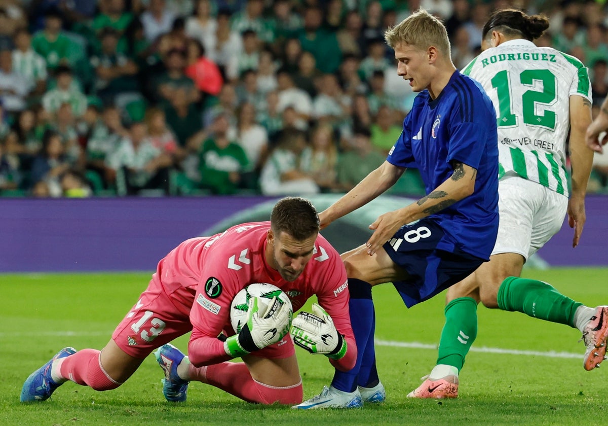 Adrián atrapa el balón ante la presencia de Mattsson y Ricardo Rodríguez