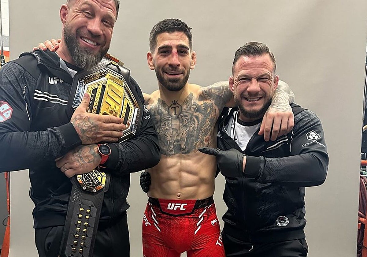 Agustín Climent (derecha), junto a Topuria y su hermano Jorge