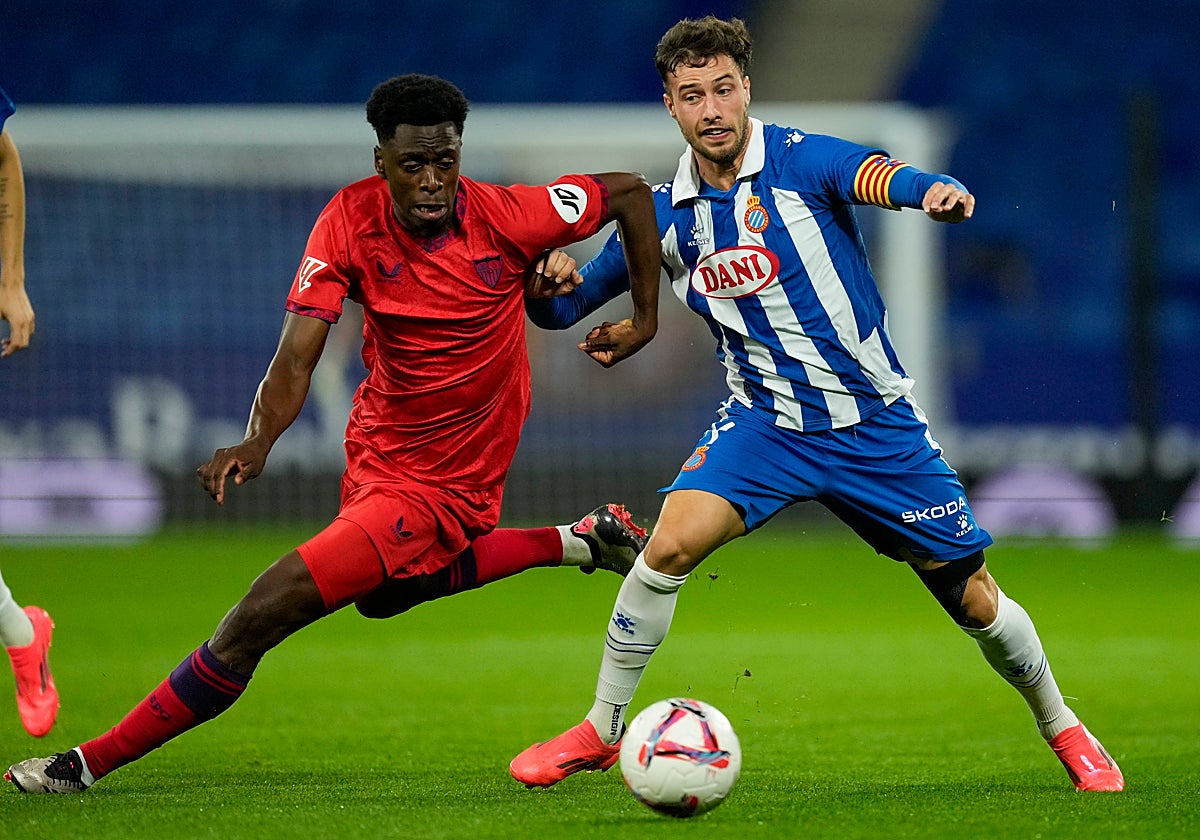 Sambi Lokonga pugna con el capitán españolista, Puado