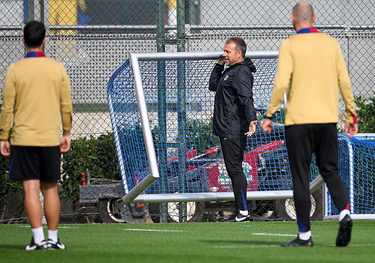 Hansi Flick, en el último entrenamiento del Barcelona