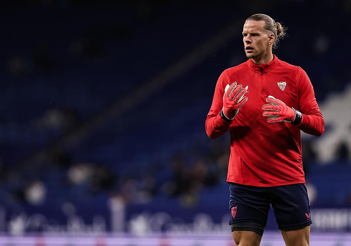 Nyland calienta el pasado viernes en el RCDE Stadium antes de medirse al Espanyol