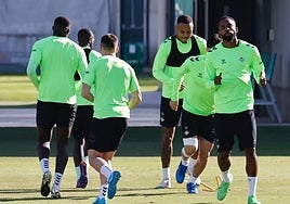 Bakambu se entrena con normalidad en la víspera del Betis - Atlético