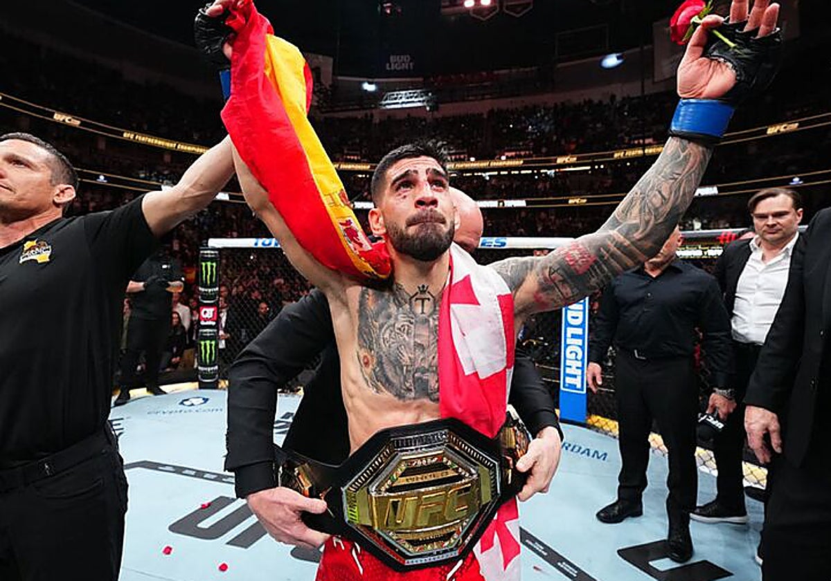Ilia Topuria celebra su victoria por el título mundial de la UFC