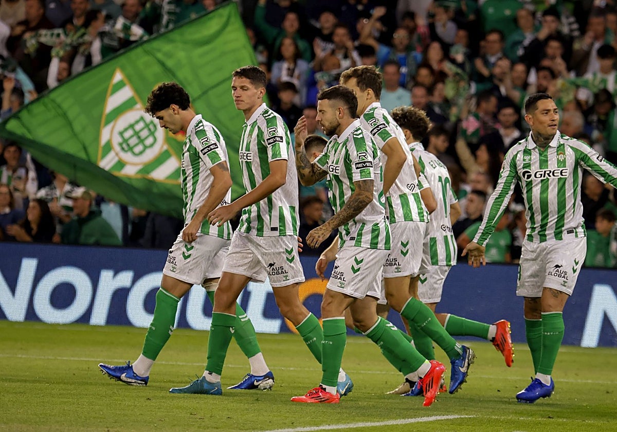 El Betis celebra el gol en propia portería de Giménez ante el Atlético