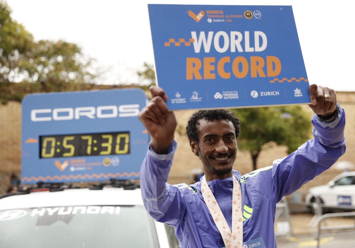 Yomif Kejelcha celebra su récord