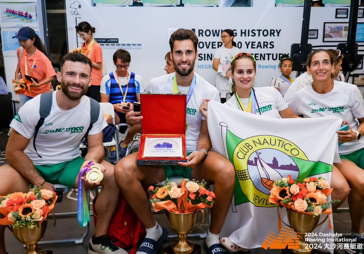 Los remeros del Club Náutico Sevilla, con los trofeos y distinciones logrados en China