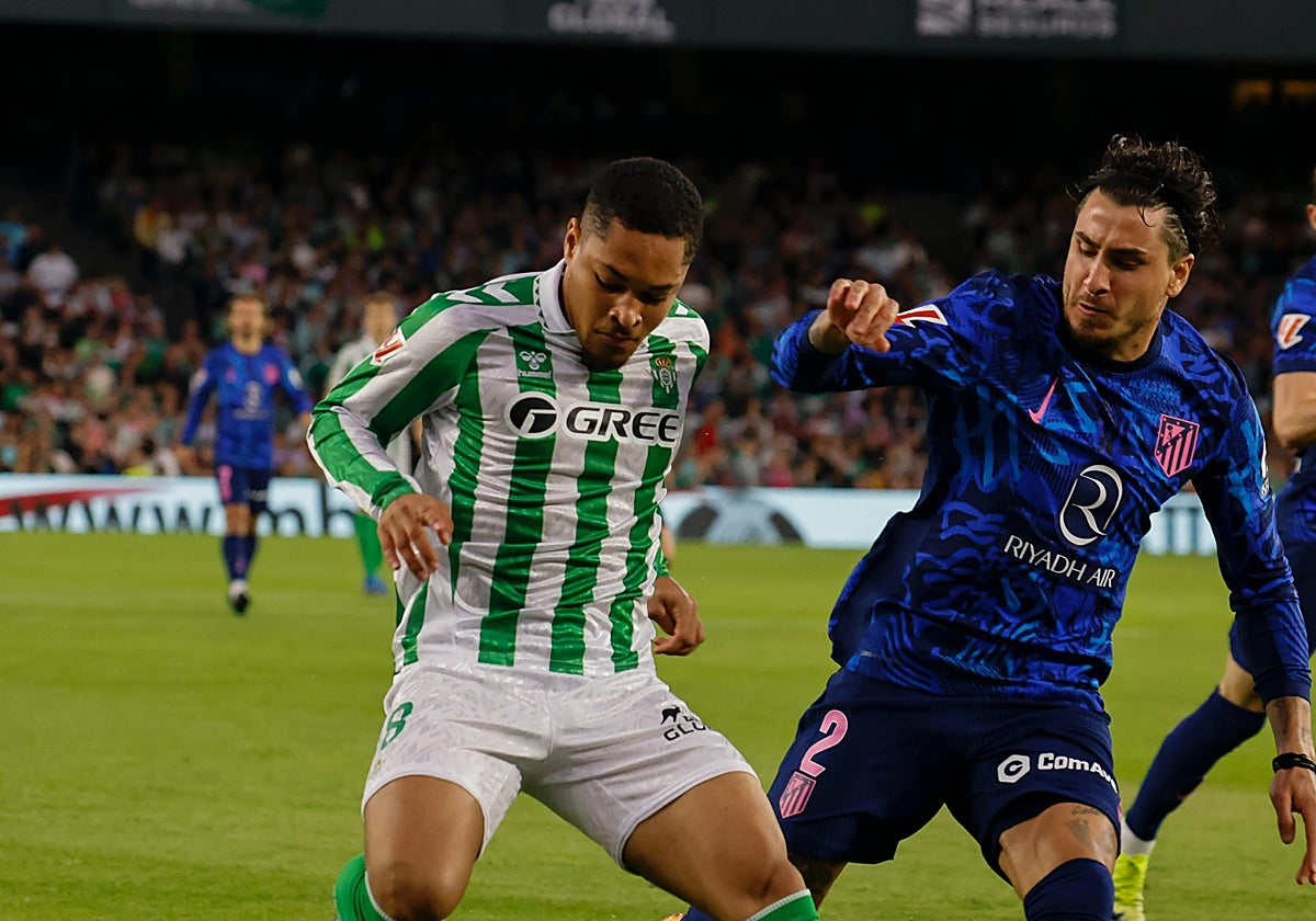 Vitor Roque pugna con Giménez en el inicio del Betis - Atlético