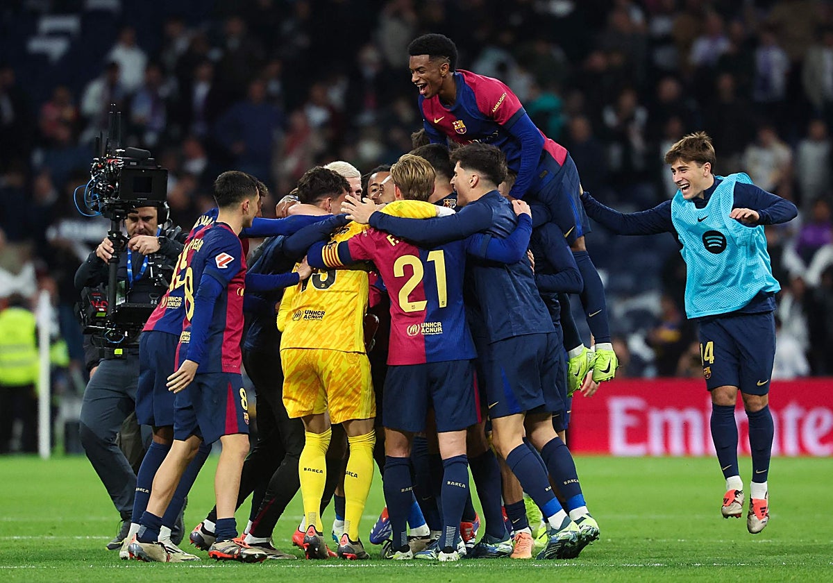 La fiesta de los jugadores del Barça empezó en el césped tras el pitido final en el Bernabéu