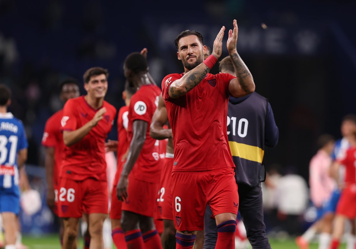 Gudelj, aplaudiendo a los sevillistas desplazados a Cornellá