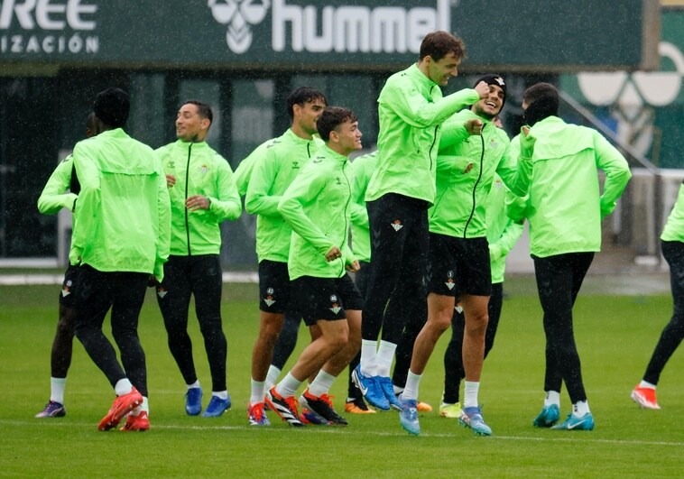 entrenamiento-betis-gevora-RJV9SXCcMYbfsWYe7WXDdeM-758x531@diario_abc.jpeg