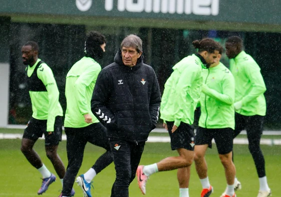 Manuel Pellegirni, durante el entrenamiento del Betis en la ciudad deportiva Luis del Sol