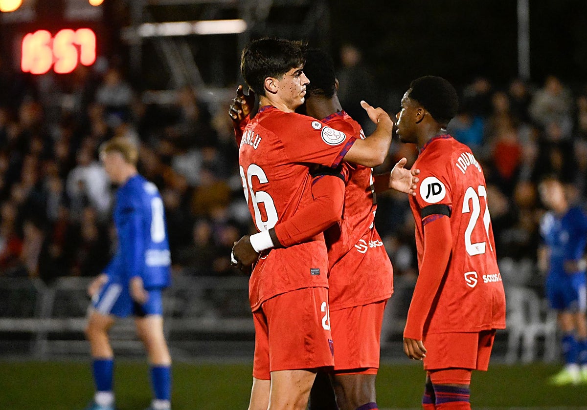 Celebración del segundo tanto del Sevilla ante Las Rozas