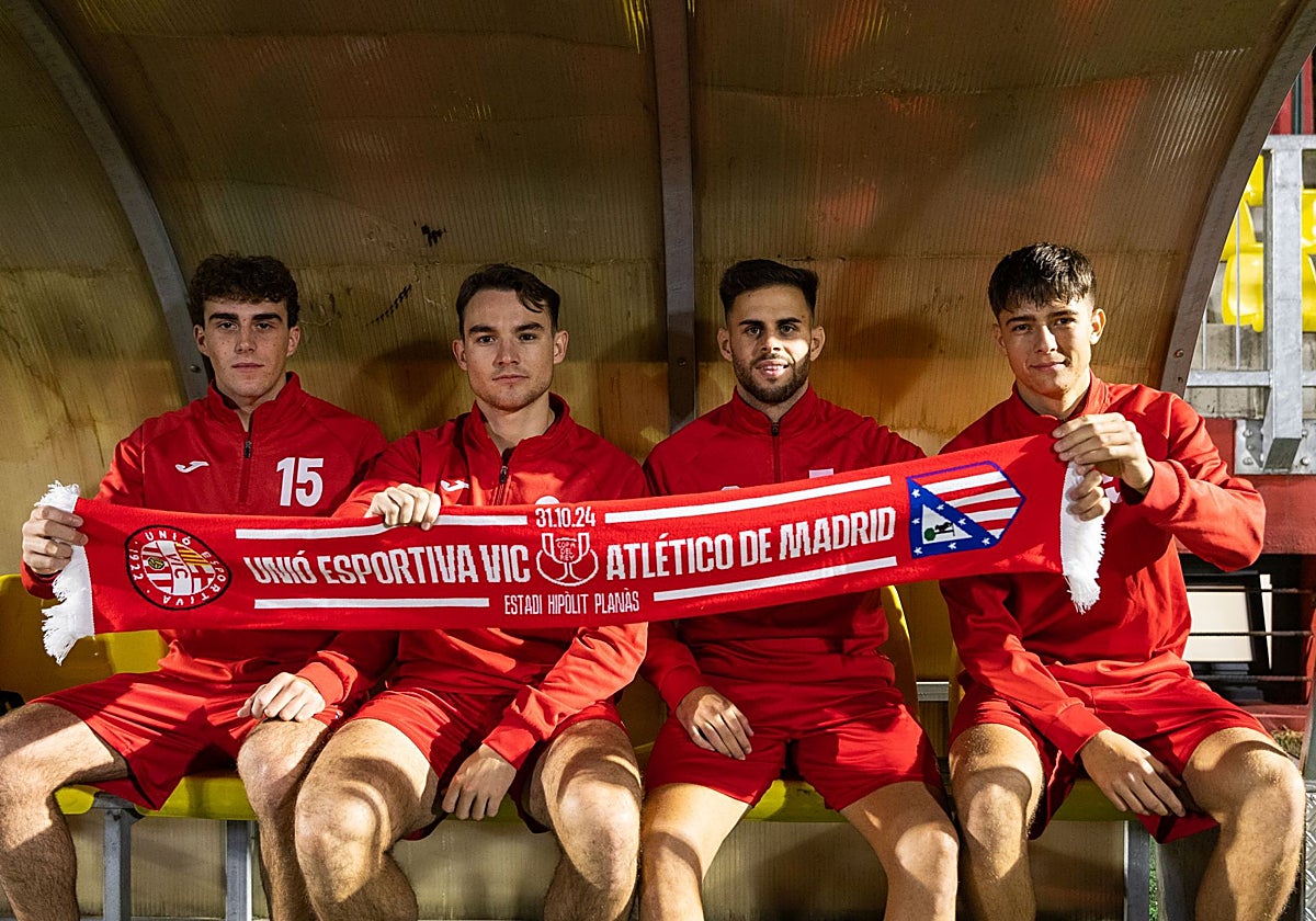 Los jugadores del Vic, con la bufanda del su duelo ante el Atlético