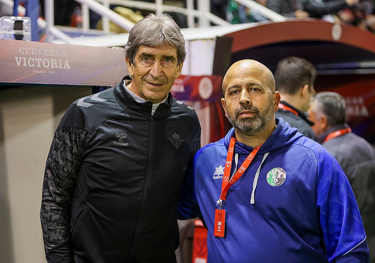 Pellegrini posa con el entrenador del Gévora, Martín Fernández, antes de la eliminatoria copera