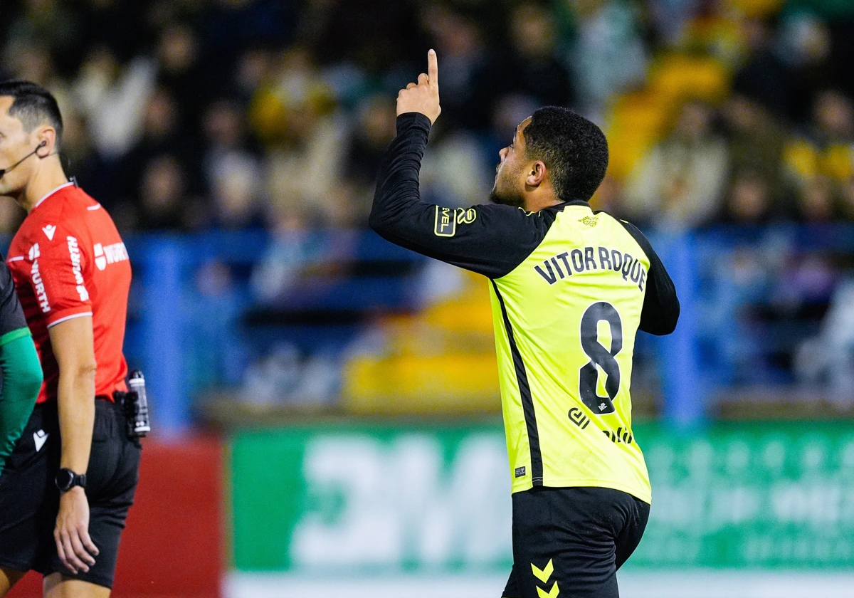 Vitor Roque celebra uno de sus goles al Gévora