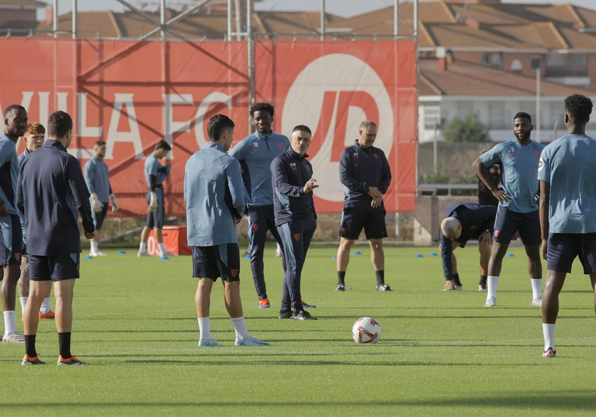 García Pimienta da instrucciones a sus jugadores en el entrenamiento de este sábado