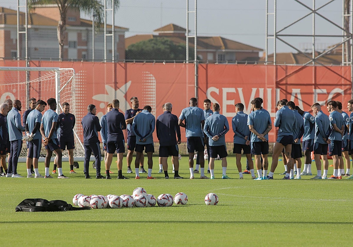 La plantilla sevillista, en el último entrenamiento previo al choque de este domingo