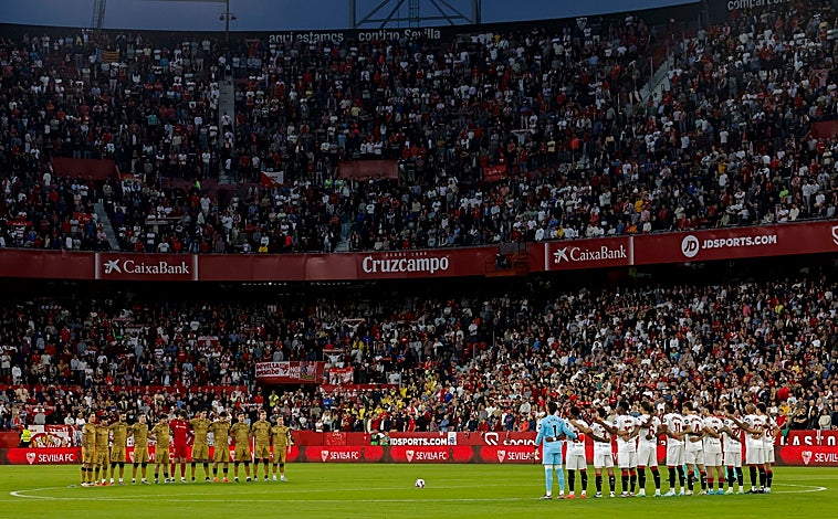 Imagen principal - La previa del partido estuvo marcada por los diferentes gestos en homenaje a los damnificados por la DANA de Valencia.