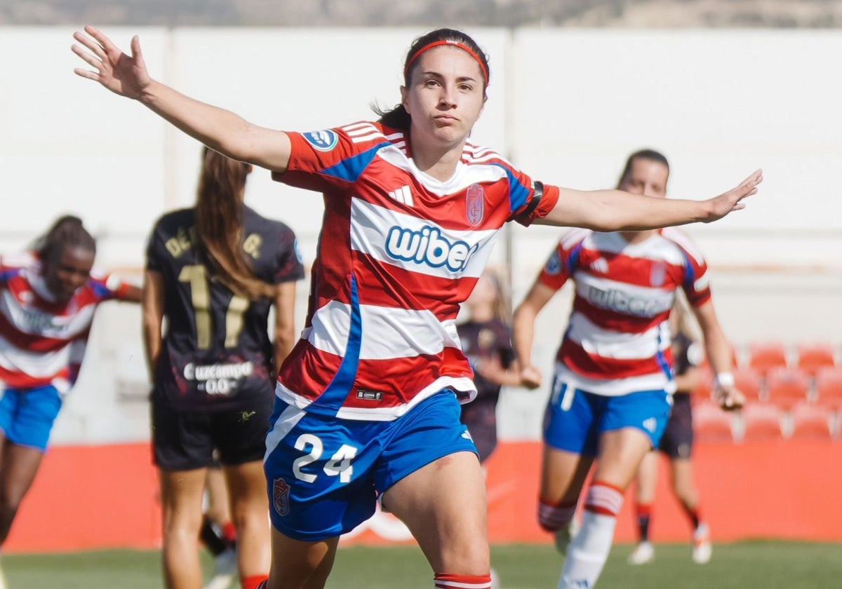 Alexia Fernñandez celebra su gol en el Granada-Sevilla