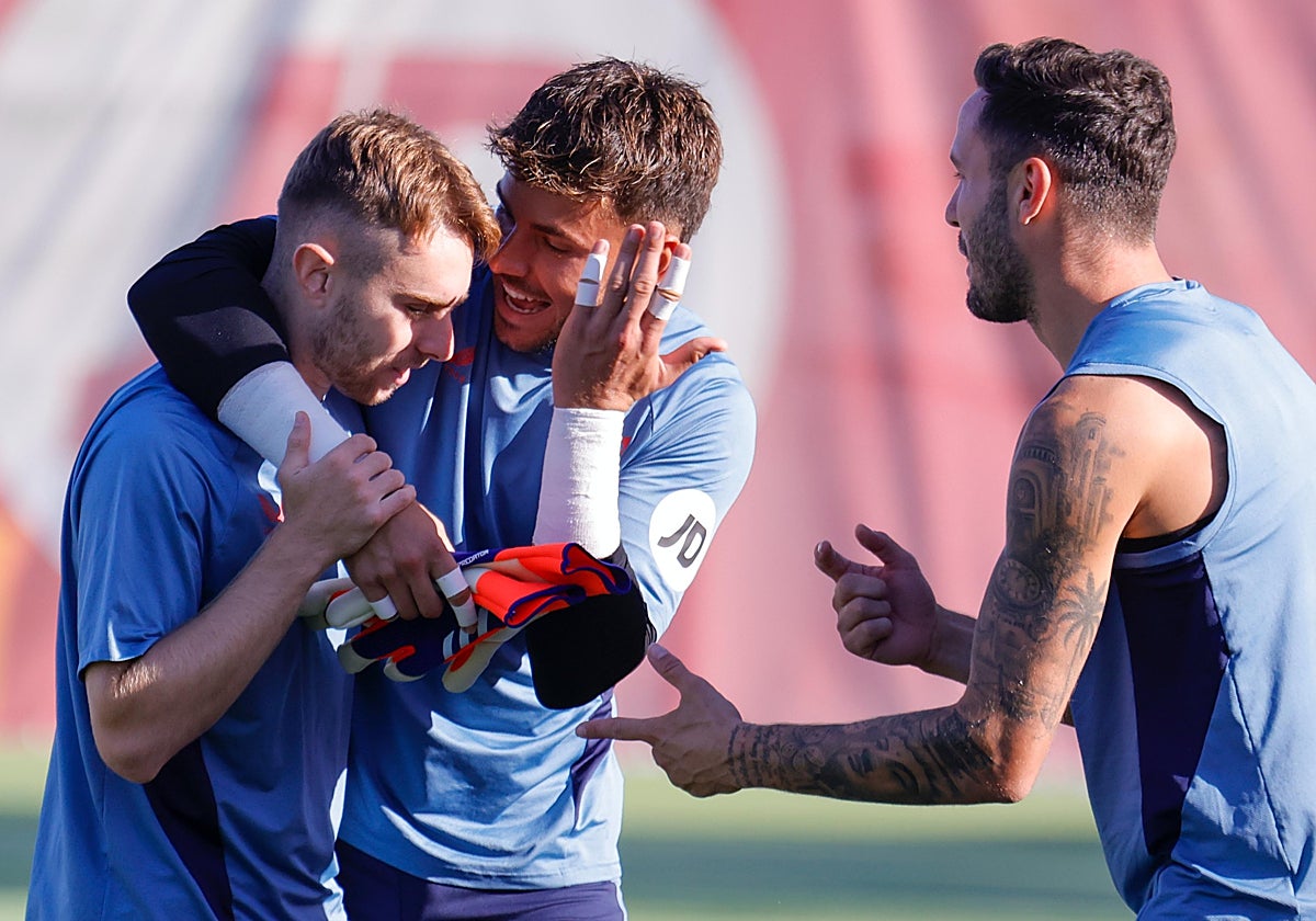Álvaro Fernández bromea con Peque ante la presencia de Saúl en un entrenamiento con el Sevilla